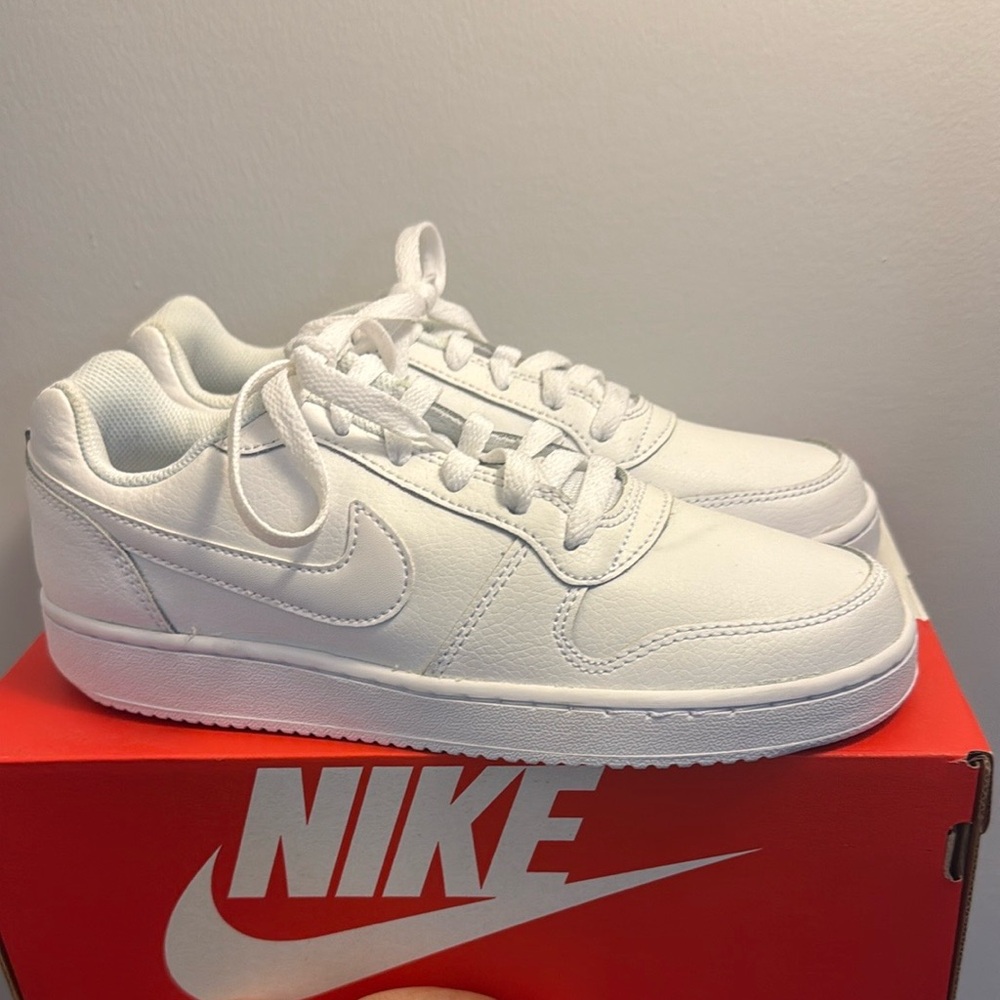 Nike White Sneakers Low-Top Minimalist Design